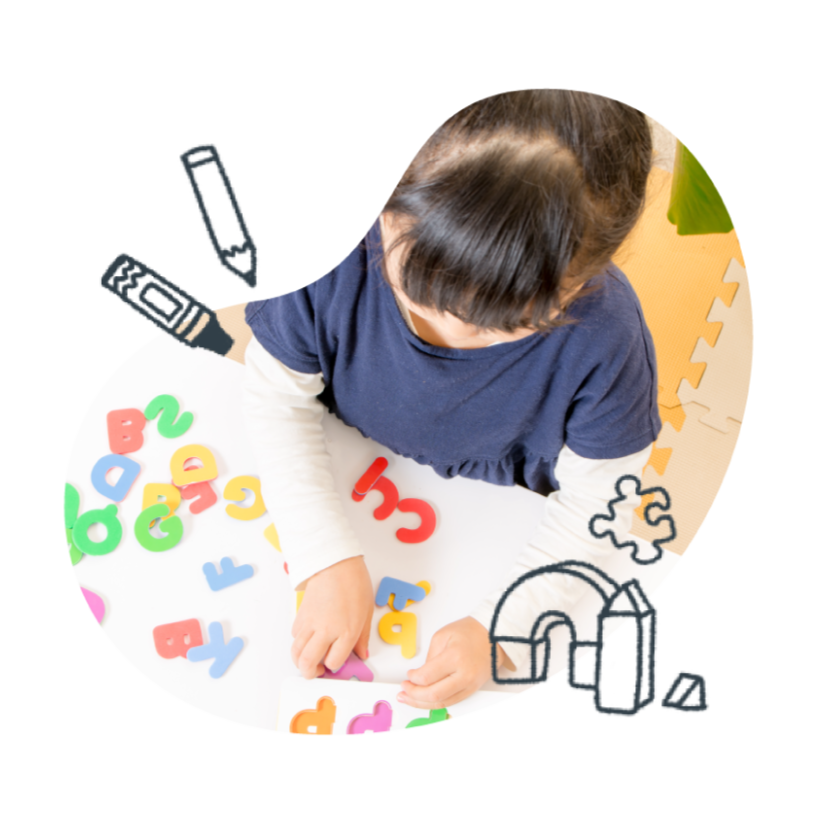 おもちゃで遊ぶ子供の画像