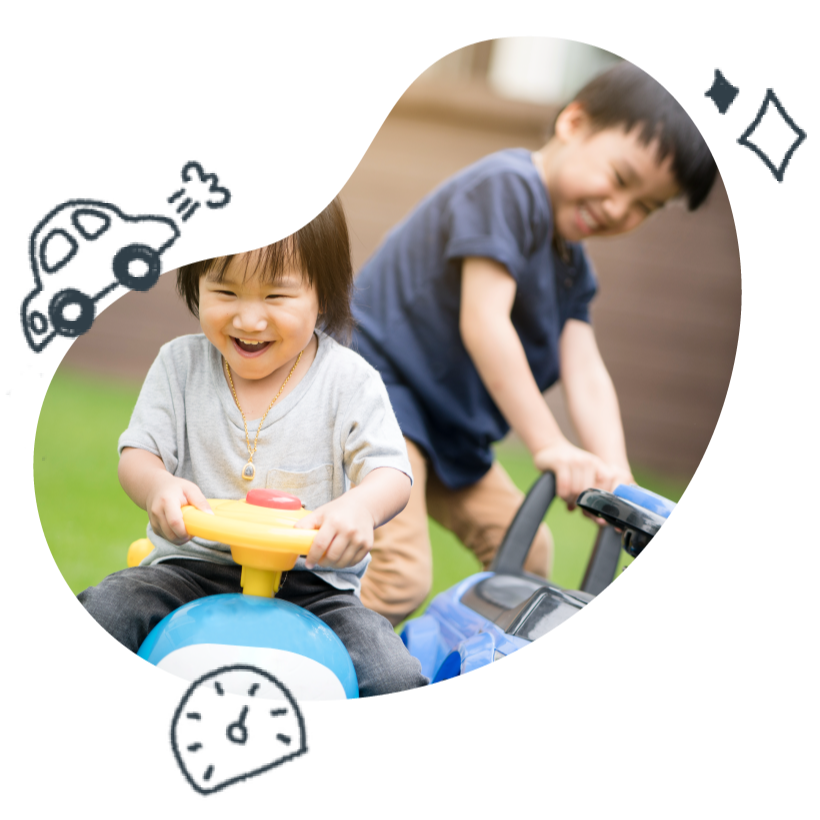おもちゃで遊ぶ子供の画像